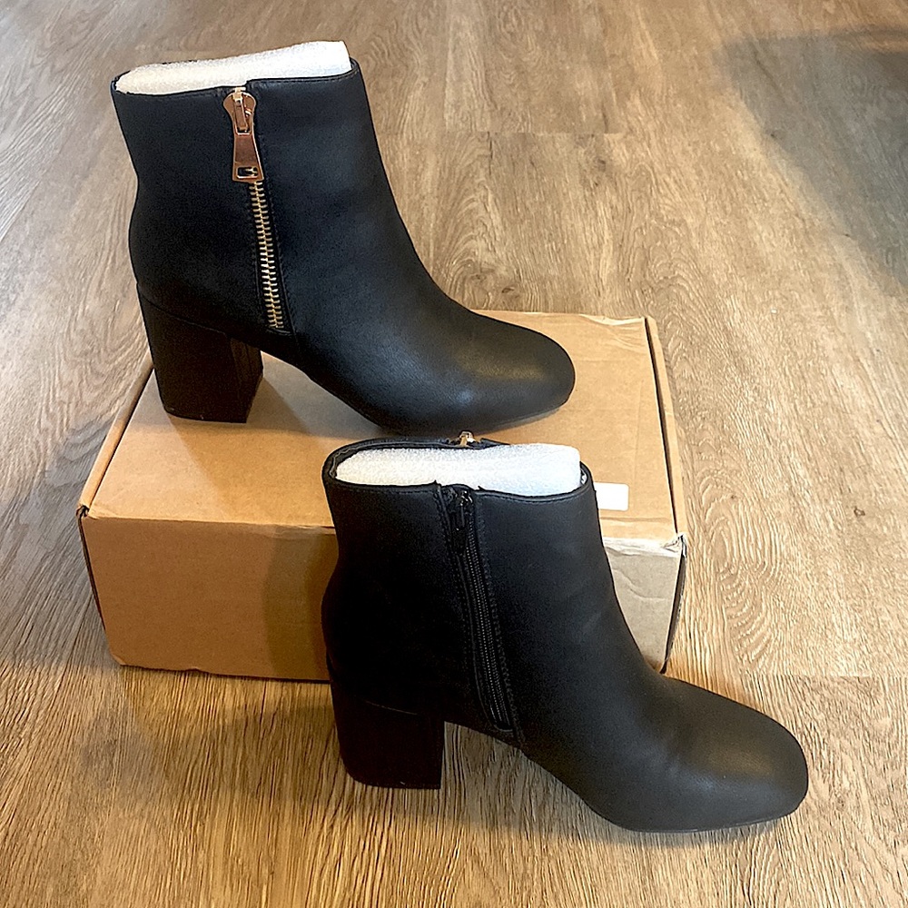 NWT / NEVER WORN: Shein Black Faux Leather Chunky Heel Booties - US 7